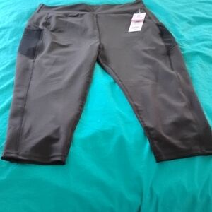 Size 3XL POP Fit Black Capri Stretch Exercise Leggings with 4 Pockets. NWT